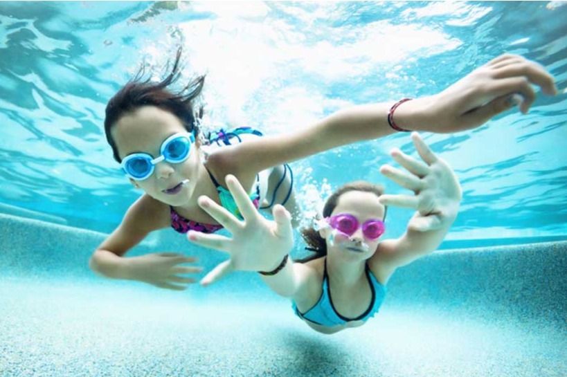 Cómo el cloro mantiene a las piscinas seguras para disfrutar el verano